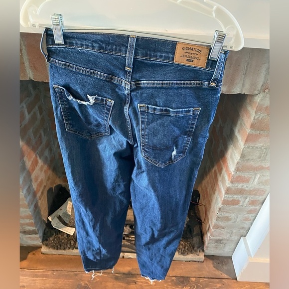 Signature Levi Strauss Mom Jeans Size 26 Distressed Raw Hem Medium Wash - Picture 5 of 7